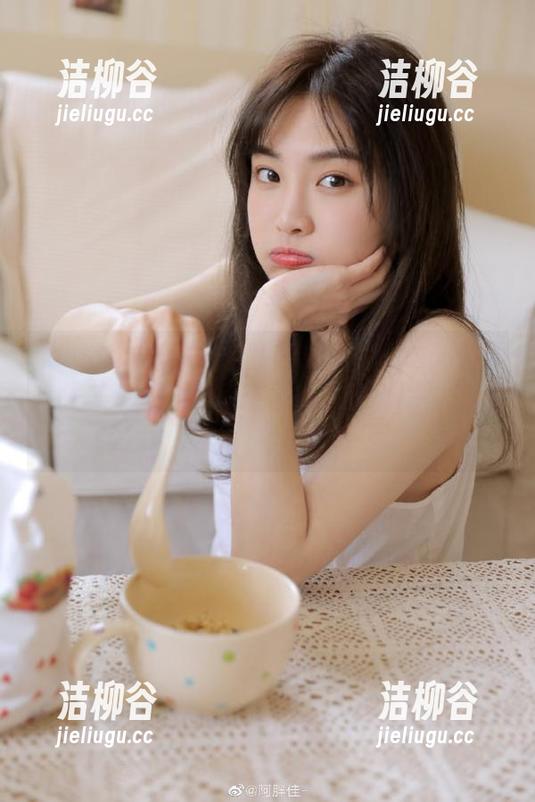 YouMi尤蜜荟 - 耳目一新的Carol周妍希眼镜美图更新，让你重新定义时尚与魅力！.txt