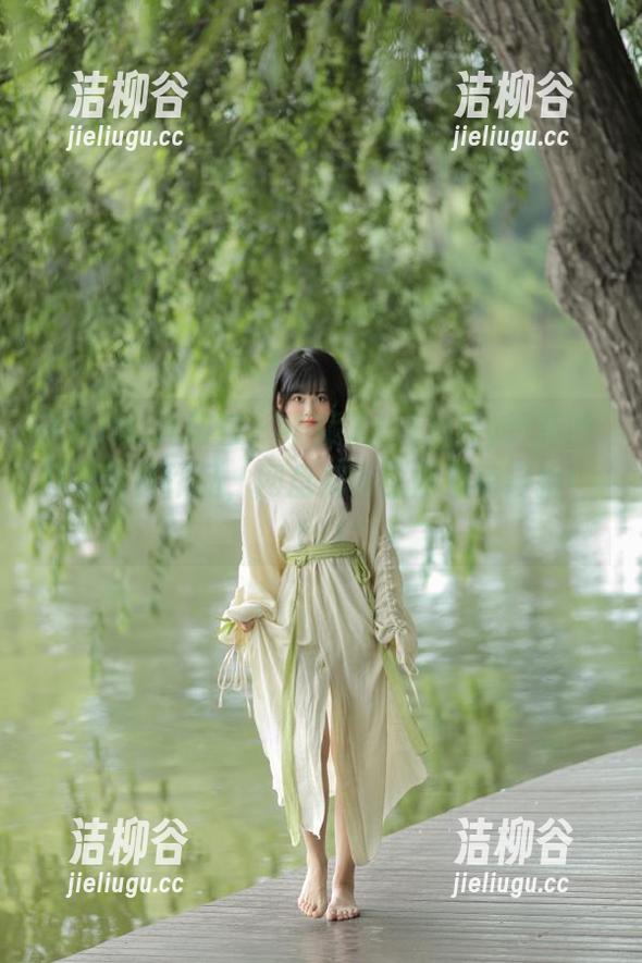 YouMi尤蜜荟 - 不藏了！Emily尹菲的可爱写真作品，网盘解锁全网最萌自拍！.txt