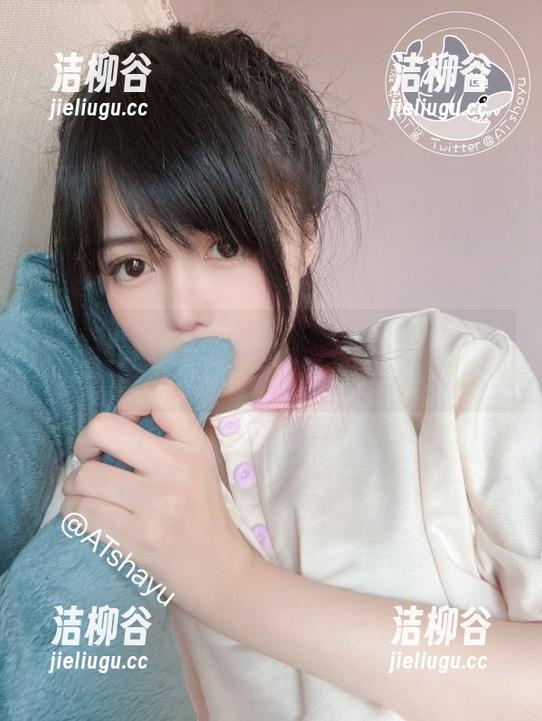 at鲨鱼写真集尽显风采，分享她在不同剧情中的多样表现.txt