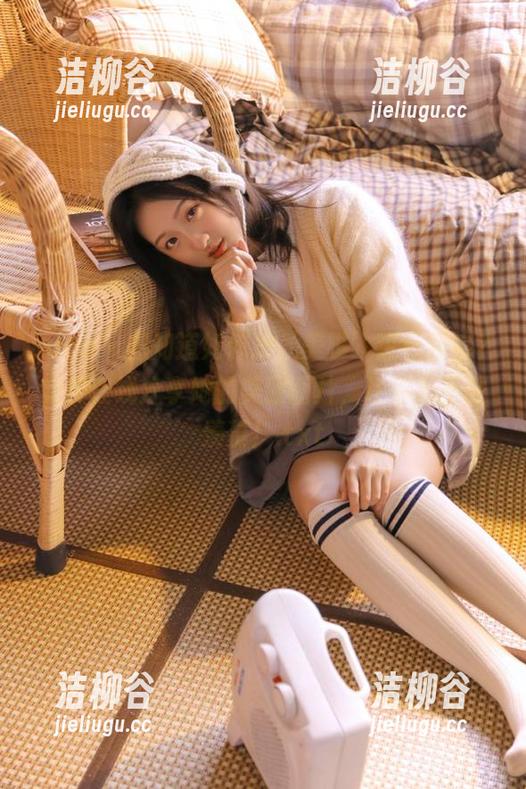 pans - 想知道如何把‘美脚’进行到底？安安在线分享她的美丽图片，让你忍不住羡慕！.txt
