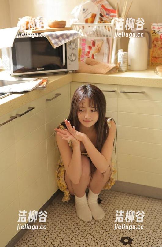 pans - 小鱼的套装写真更新，真是一场视觉盛宴，我竟无言以对！.txt