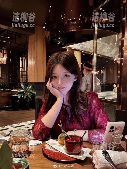 一小央泽白裙写真作品集：高清图像中流露出的独特魅力与柔情似水.txt