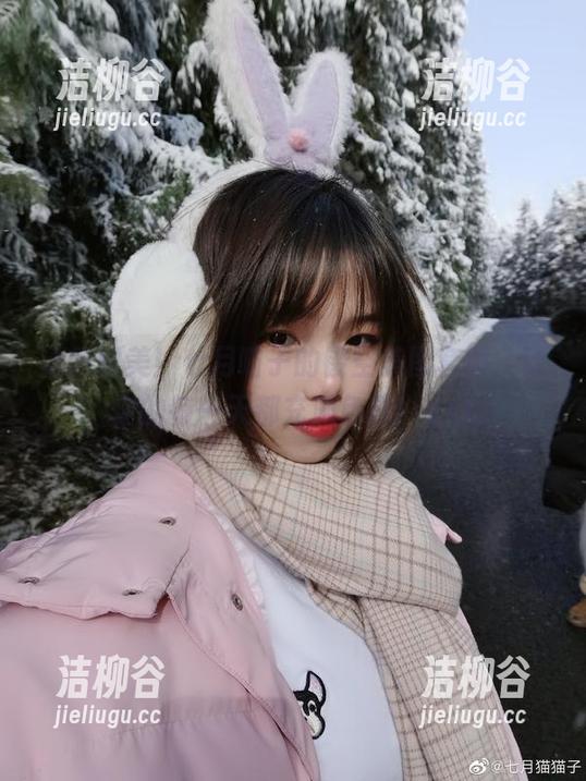 清新甜美！七月喵子的镂空美图套图，让你的每一天都充满色彩！.txt