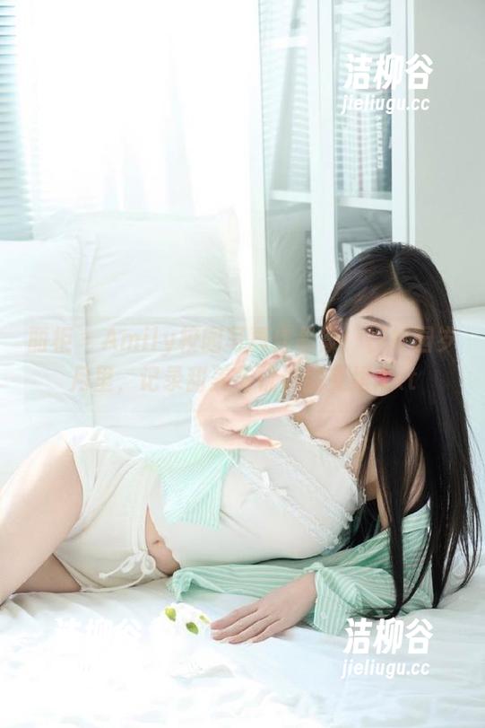 丽柜-Amily 丽柜 - Amily校园写真作品集:在校园岁月里,记录甜美与忧伤的交织.txt
