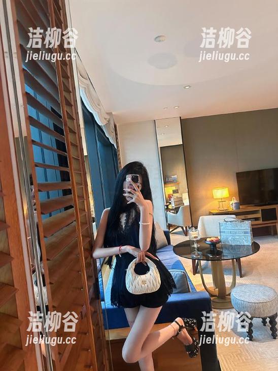 丽柜 - 惊艳绝伦的小唐全套制服写真图片，领略不一样的艺术之美.txt