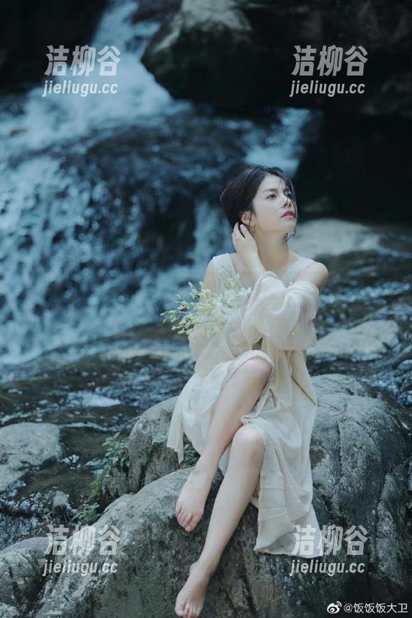 丽柜 - 探索琳达的连衣裙作品：唯美图集带你进入时尚世界.txt