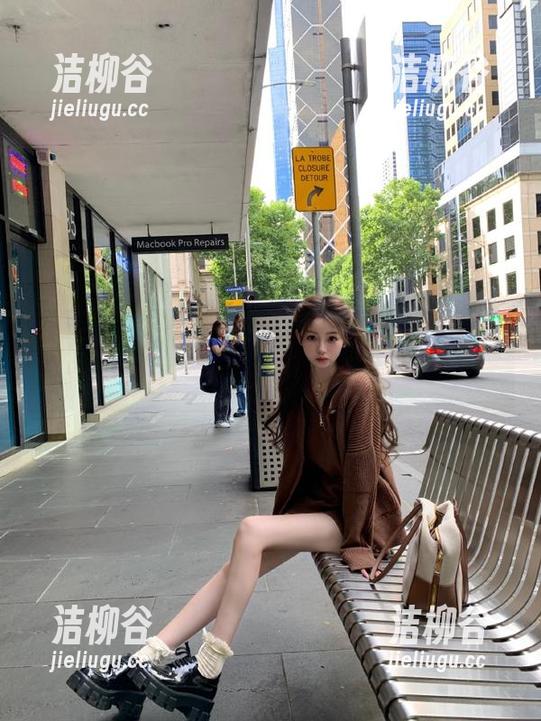 丽柜 - 私拍达人由美的高跟鞋资源，尽显女性性感与力量之美.txt