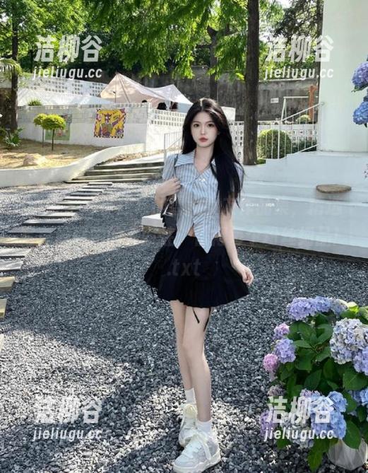 丽柜 - 超乎想象的雪糕女友作品集，精选写真展现她的多面性，值得每个粉丝细品！.txt