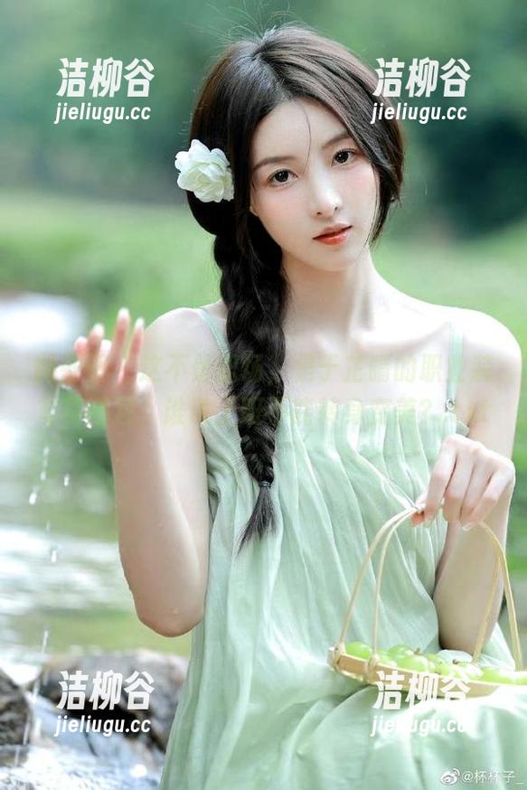 微密圈 - 这不是职场，是于芷晴的职业装写真图包，谁说上班不能转身变美？.txt