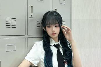 微密圈 - 最新惊艳分享：于芷晴热辣红主题写真，点燃你的视觉激情！.txt