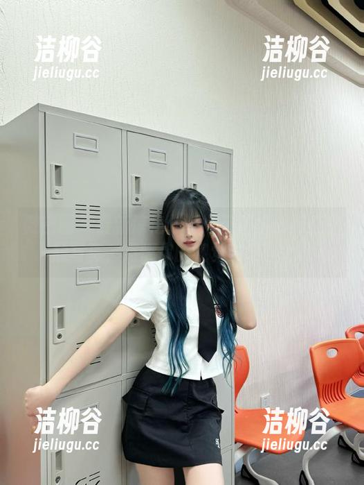 微密圈 - 最新惊艳分享：于芷晴热辣红主题写真，点燃你的视觉激情！.txt