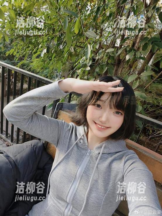 趣味十足的云溪溪户外私拍图集，尽显青春活力与自然之美.txt