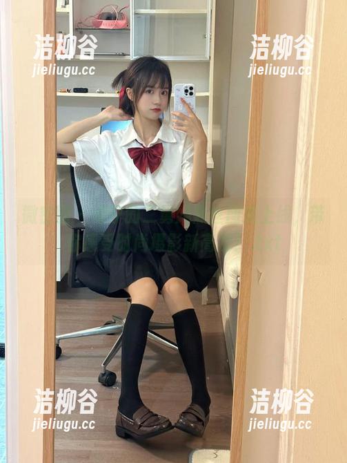微密圈 - 保守的二舅妈黑丝图集上线，带你感受时尚摄影新高度！.txt