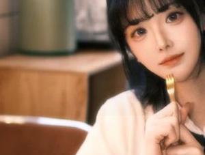 克拉女神 - 嘉萌的私房写真：脱鞋量脚，细腻图片捕捉生活中的小确幸.txt