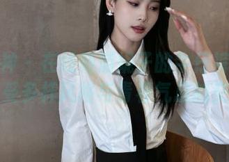 克拉女神 - 在线畅游妮子的牛仔裤写真合集，感受多样风格与青春气息的交融.txt