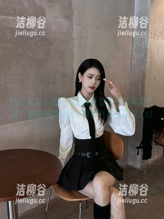 克拉女神 - 在线畅游妮子的牛仔裤写真合集，感受多样风格与青春气息的交融.txt