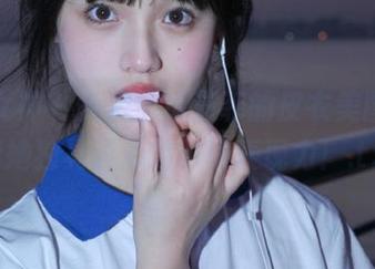 克拉女神 - 免费解锁慕菲的皮衣美图，探索她独具匠心的时尚表现力！.txt