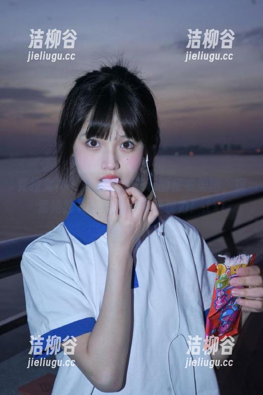 克拉女神-慕菲 克拉女神 - 免费解锁慕菲的皮衣美图,探索她独具匠心的时尚表现力!.txt