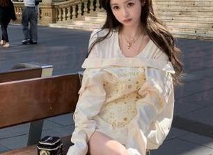克拉女神 - 最新江琴泳装写真合集，展现她无可比拟的优雅魅力！.txt