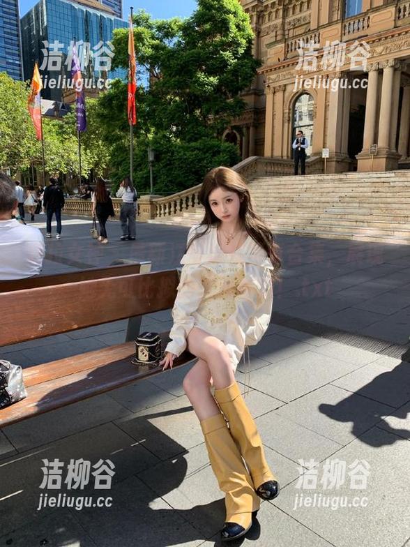 克拉女神 - 最新江琴泳装写真合集，展现她无可比拟的优雅魅力！.txt