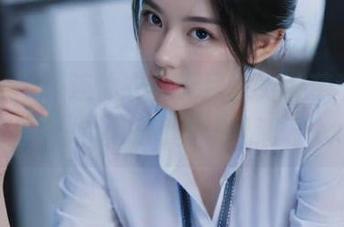 克拉女神 - 连体衣的无尽魅力，芊芊私拍美图带你领略时尚新风潮。.txt