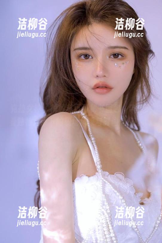 克拉女神 - 解锁苏可可秘书图包，带你观看独特角度下的职场风采与时尚气息！.txt