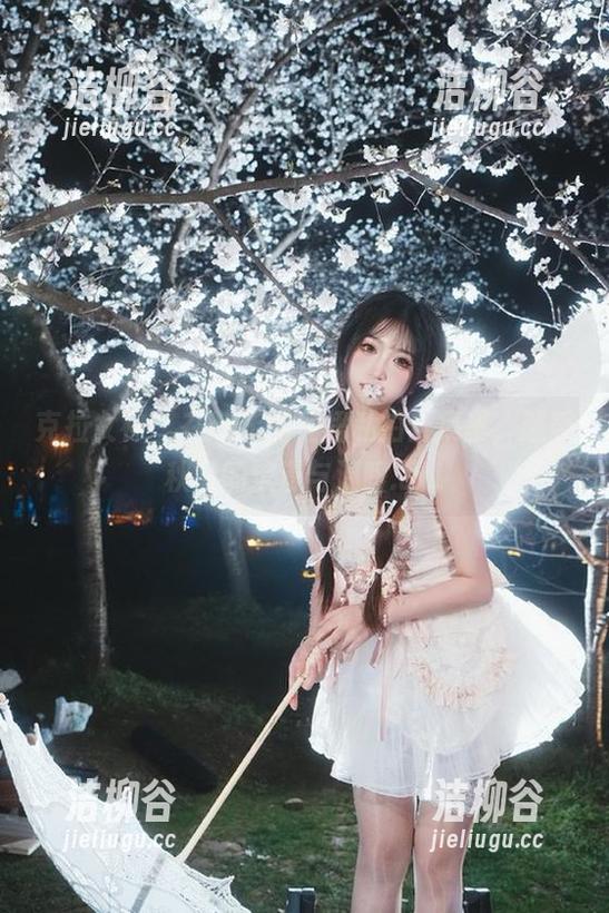 克拉女神 - 在菲菲的红裙私拍合集里，感受秋日的浪漫与温暖.txt