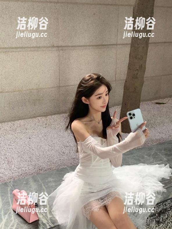 精选兔玩映画图包：感受光辉蓝色礼服的梦幻气息.txt