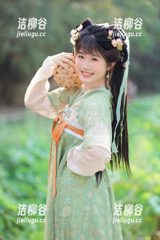 在线探索兔玩映画水手服少女图集，感受少女心的美好.txt