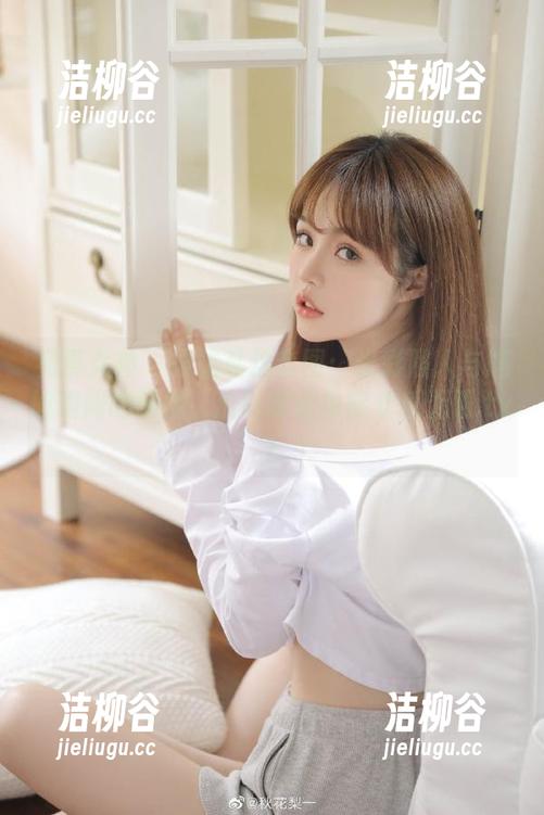初夏女神 - 柒柒私拍套图：光彩照人与尴尬瞬间的碰撞，出门瞎逛也能欢乐无限.txt