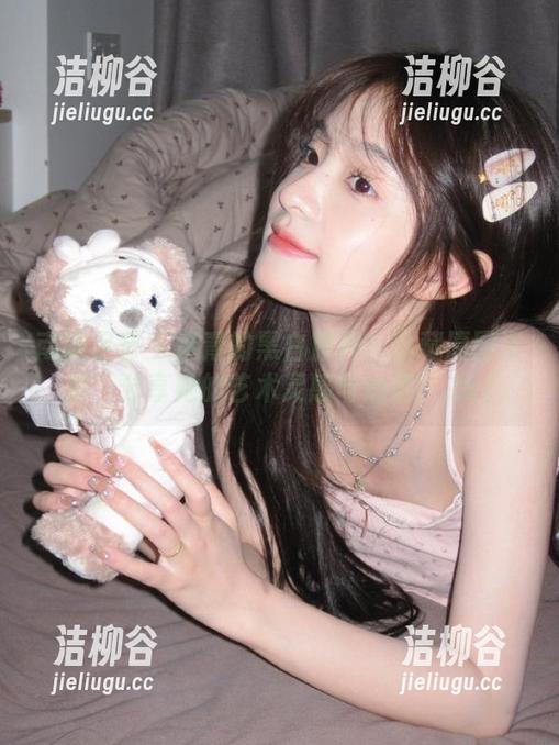 南国足艺 - 青青的黑白旅程：珍藏原图资源，分享她的艺术灵感与心情！.txt