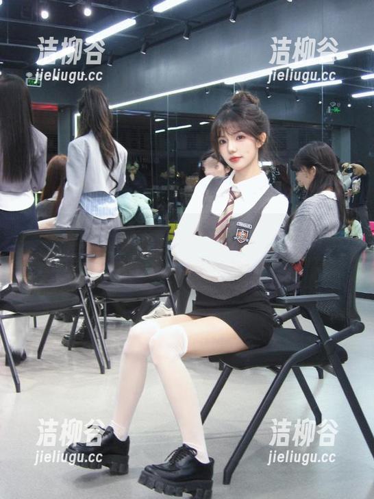 微密圈 - 解锁可馨juicy全新制服姿态，无圣光写真合集绝对不容错过.txt