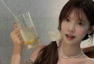 探索私拍艺术：喵写真最新作品以JK黑丝校服格子裙为主题.txt