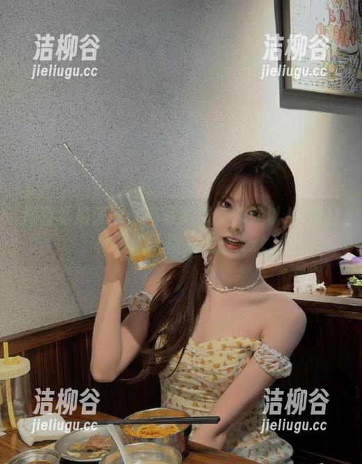 探索私拍艺术：喵写真最新作品以JK黑丝校服格子裙为主题.txt