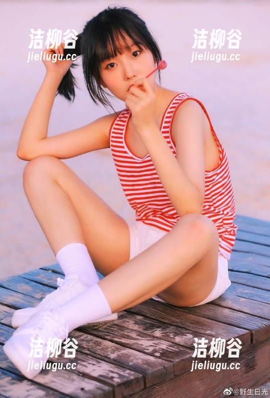 感受青春气息，喵糖映画最新双马尾JK制服写真，每张照片都充满活力！.txt