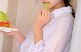 值日学妹新作来袭，喵糖映画更新引爆校园写真热潮.txt