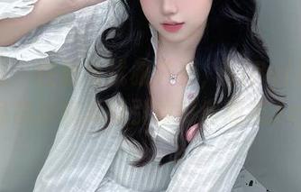 嗲囡囡 - 性感与优雅并存，SiByl李思宁私房泳装美图引领时尚潮流.txt