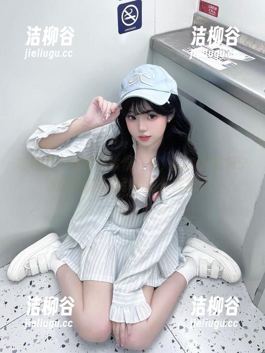 嗲囡囡 - 性感与优雅并存，SiByl李思宁私房泳装美图引领时尚潮流.txt