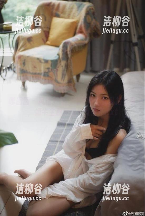 嗲囡囡 - 风格独特的流氓小巫女私拍写真，奶牛主题更显少女情怀.txt