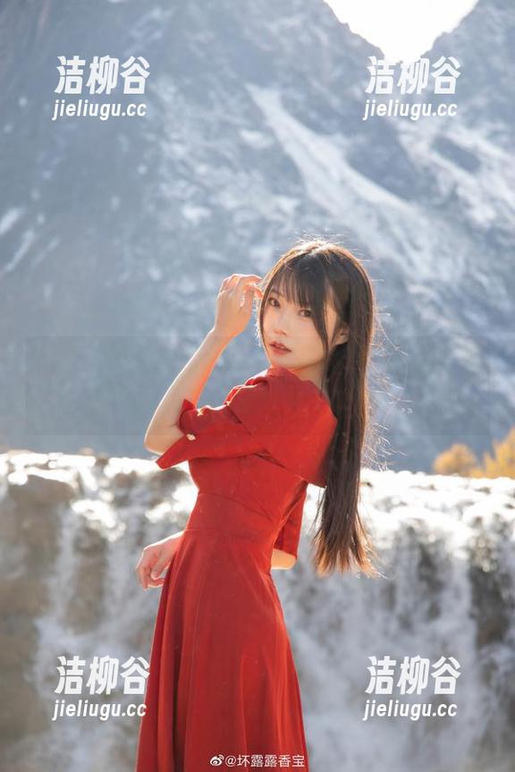 免费下载惊艳原图：坏露露香宝OL制服写真，感受职场风采.txt
