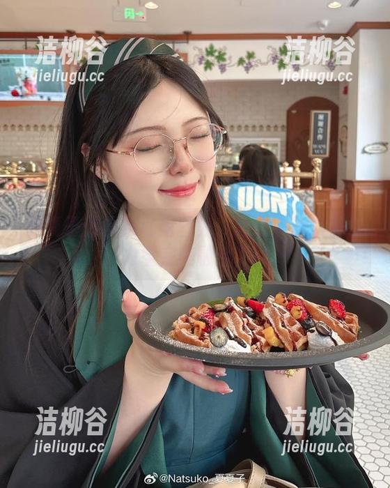 夏夏子 夏夏子体操服私拍图集:运动中的柔美与力量完美融合.txt