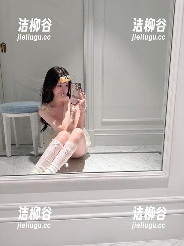 大生模拍 - 最具艺术感的最新美图，悠悠呈现“裤内有丝”的时尚之旅.txt