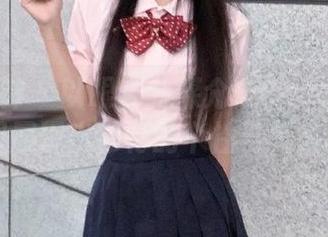 头条女神 - 以眼镜为媒介：Coco的写真原图展现出独特的个性与气质.txt
