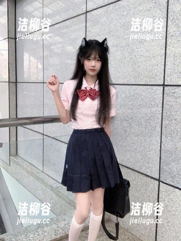 头条女神-coco 头条女神 - 以眼镜为媒介:Coco的写真原图展现出独特的个性与气质.txt