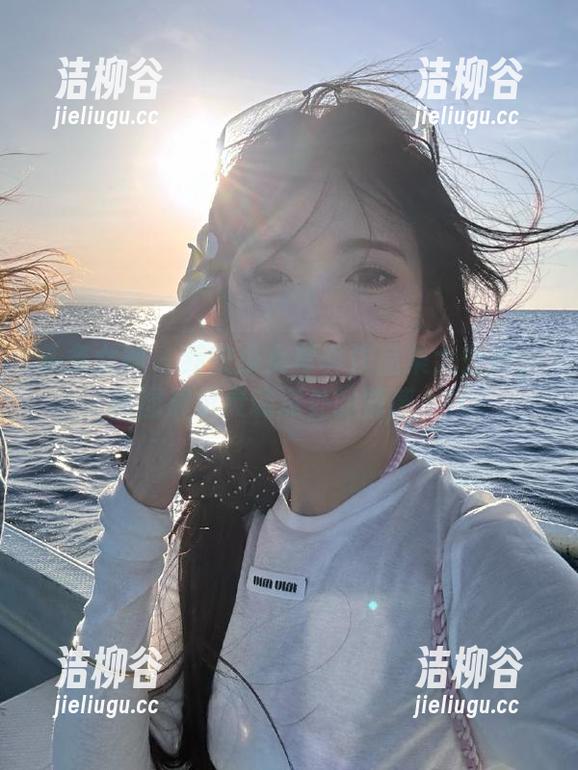 头条女神 - 乔安少女写真作品集大公开：原图展示灵魂深处的情感.txt