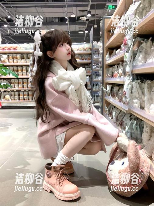 头条女神 - 紧跟潮流，感受余心曼奶牛系列美图，图集展现独特的生活风格.txt