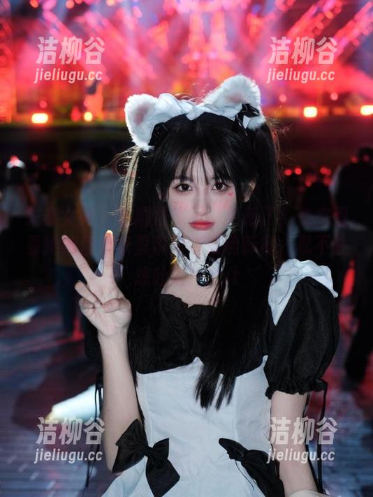 头条女神 - 易阳居家写真更新了！快来看看她如何让家里瞬间变成摄影棚，忍不住想吐槽！.txt