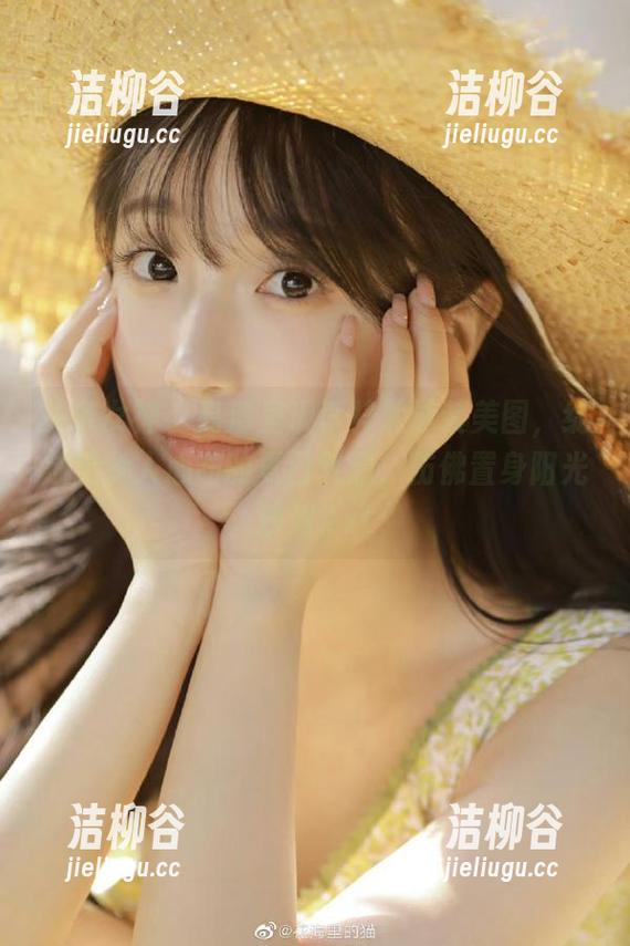 头条女神 - 高清呈现李梓熙泳装美图，绽放出令人心动的夏日气息，仿佛置身阳光沙滩.txt