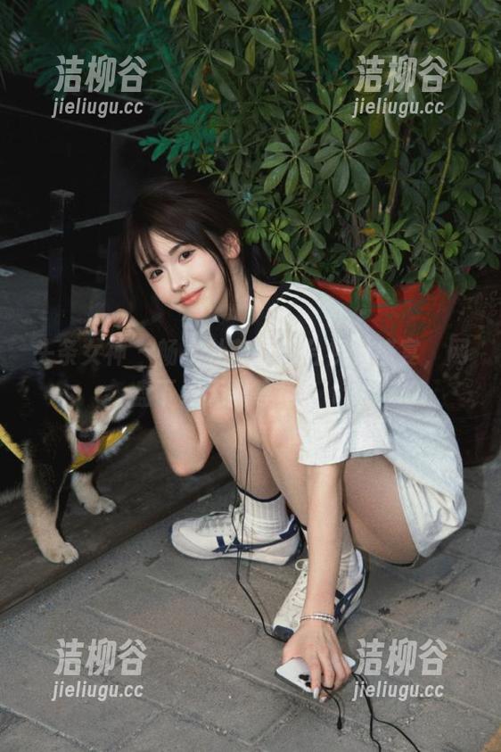 头条女神 - 畅享杜菲菲天台视觉盛宴，网盘下载无需等待！.txt