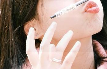 头条女神 - 杨漫妮baby女王图集上线！在线分享她的时尚与个性魅力.txt